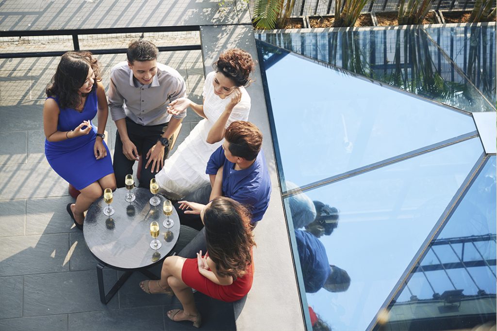 grupo-de-personas-en-una-terraza-con-bebidas
