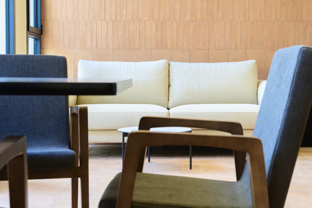 mesas_y_sofa_cafeteria