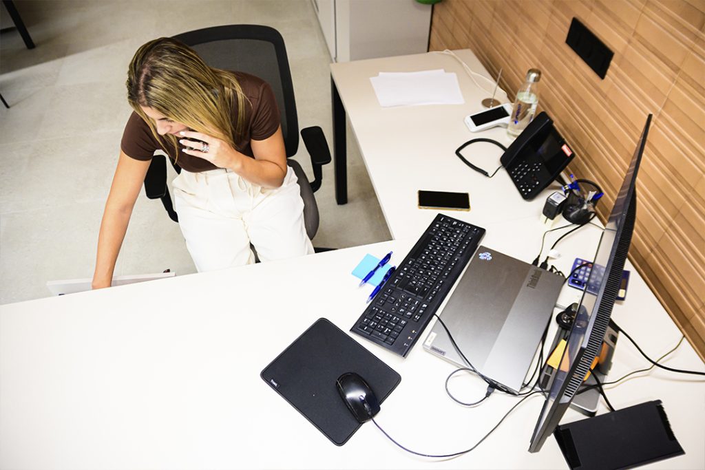 mujer-trabajando-hablando-por-telefono