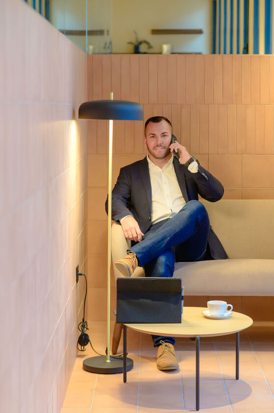 persona-sentada-hablando-por-telefono