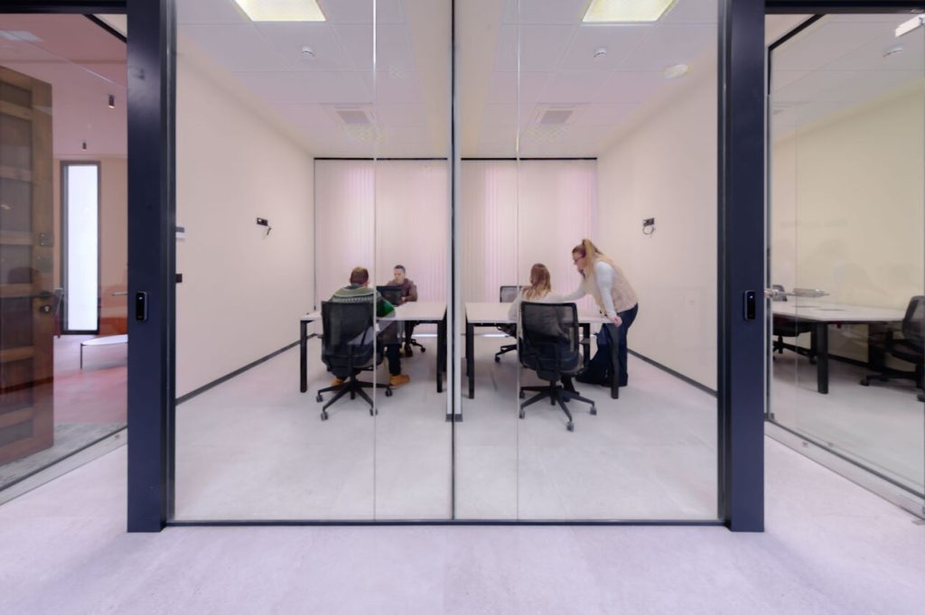 personas reunidas en una sala